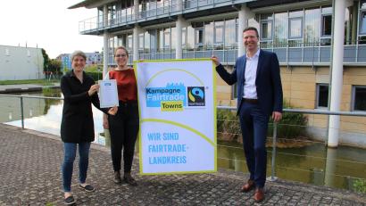 Bild: Landratsamt Bayreuth/exb
Das Foto zeigt Landrat Florian Wiedemann, Christina Fehmel, Fairtrade-Beauftragte des Landkreises und Daniela Scholz, die Sprecherin der Steuerungsgruppe.