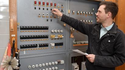 Bild: Petra Hartl
Christian Farnbauer am großen Schaltkasten in der Sakristei der Basilika St. Martin: Über diese Knöpfe werden die Kirchenglocken ein- und ausgeschaltet.