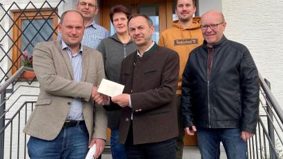 Bild: gz
Bei der Übergabe der Spende danken im Namen der Vorstandschaft Pfarrer Martin Rupprecht und Waltraud Rupprecht (Mitte) dem zweiten Bürgermeister Thomas Kleber (links) und Marktrat Robert Brenner (rechts), CSU-Kassier Josef Rupprecht (oben, links) und JU-Vorsitzendem Stefan Rupprecht für die stattliche Summe.