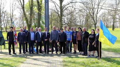 Bild: bk
An der Gedenkfeier in Cheb/Eger nehmen Abordnungen der Marktgemeinde Freihung und der Stadt Plasy sowie Jugendliche des EJPO teil. Dabei kommt auch die Hoffnung auf Frieden in der Ukraine zum Ausdruck.