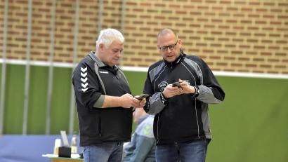 Archivbild: Hubert Ziegler
Bernhard Karl (links) und Markus Hartleb von der HG Amberg rechnen schon mal, ob der Klassenerhalt schon sicher sein könnten.