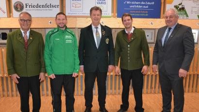 Bild: jr
Die neuen Vereinsmeister ehrte die Zimmerstutzengesellschaft „Eichenlaub“ Königshütte. Eberhard Kirchner bekam die Ehrennadel der Gemeinde Leonberg für seine nunmehr 35-jährige Tätigkeit als Vorsitzender der Schützen. Von links Eberhard Kirchner, Peter Härtl, Gauschützenmeister Manfred Zölch, Marco Kliebhan und Bürgermeister Johann Burger