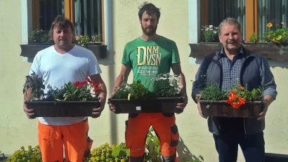 Bild: ld
Sie haben sich alle Mühe gegeben, um dem Rathaus ein freundliches und buntes Gesicht zu geben (von links): Michael und Dominik Roth vom Bauhof. Auch Bürgermeister Bernhard Schindler freut sich drüber.