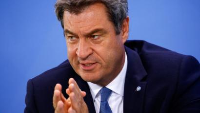 Archivbild: Michele Tantussi/dpa
Ein 42-Jähriger drohte Ministerpräsident Markus Söder (Bild) im Zusammenhang mit der Corona-Impfpflicht in einem Video, dass er an die Wand gestellt gehöre. Am Donnerstag musste sich der Mann dafür vor Gericht verantworten.