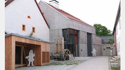 Bild: Portner
Unter anderem für den Neubau des Stadtarchivs (Mitte) wurden Handwerkerrechnungen erst in 2022 gestellt, so dass sich im Haushalt 2021 Verschiebungen ergaben.
