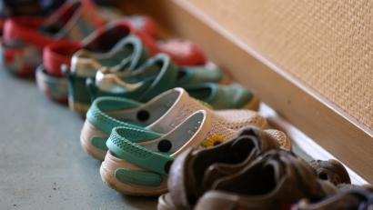 Symbolbild: Bernd Wüstneck
Kinderschuhe stehen in einem Kindergarten.