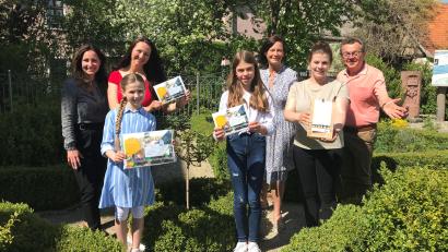 Bild: Stadtmarketing TIR/exb
Projektleiterin Janka Hannemann-Mathes mit den Gewinnerinnen Amelie, Larissa, Lina sowie Doris Schön (Fairtrade-Beauftragte), Gewinnerin Sarah und Stadtmarketing-Vorsitzendem Dr. Maximilian Schön.