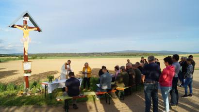 Bild: Jean Rustler/exb
Das neu gestaltete Flurkreuz am Fußgänger-Grenzübergang bei Hatzenreuth, über den der Anton-Hart-Wanderweg führt, ist von Waldsassens Stadtpfarrer Dr. Thomas Vogl bei einer Maiandacht gesegnet worden.