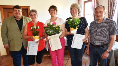 Bild: no
Ehrungen für langjährige Mitgliedschaft und langjährige Mitarbeit in der Vorstandschaft des OGV Augsberg (von links): Bürgermeister Dieter Dehling, Heidi Kronhöfer, Christa Pohl, Petra Meyer und Vorsitzender Heinz Pickel;