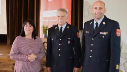 Bild: Hirsch
Stellvertretende Landrätin Birgit Höcherl (links) und Kreisbrandrat Christian Demleitner (rechts) verabschiedeten den Vorsitzenden des Kreisfeuerwehrverbands, Robert Heinfling (Mitte). Demleitner trat gleichzeitig die Nachfolge an.