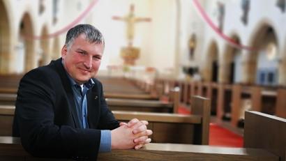 Bild: Thomas Dobler
Der aus Pfreimd stammende Pfarrer Michael Hirmer ist der neue Dekan des katholischen Dekanats Schwandorf