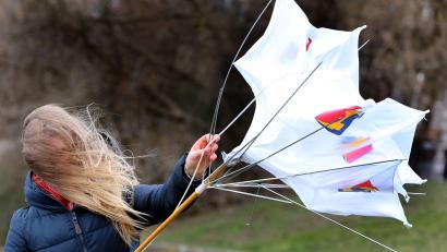 Symbolbild: Wolfgang Kumm/dpa
Wegen unwetterartiger Windböen und Starkregen ist es in Amberg-Sulzbach zu Dutzenden Feuerwehreinsätzen gekommen.