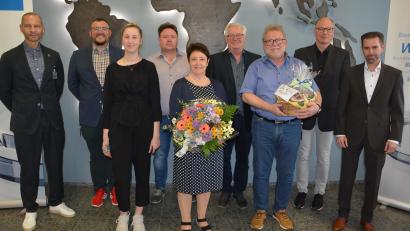 Bild: jr
Martina Fröhler und Gerhard Greim absolvierten 48 Berufsjahre bei der Schott AG und wurden in den Ruhestand verabschiedet. Große Verdienste haben sie sich zudem im Betriebsrat erworben. Bei der Verabschiedung dabei waren (von links): Rainer Hoffmann und Benjamin Hannes (beide IG BCE), Lisa Kollarik (Assistentin des Betriebsrats), Betriebsrat Joachim Vogl, Martina Fröhler, Betriebsrat Franz Malzer, Gerhard Greim, Standortleiter Stefan Rosner und Personalchef Carsten Heine.