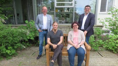 Bild: jzk
Bei der Übergabe durften Heimleiterin Claudia Heier und Pflegedienstleiter Kevin Wienerl auf einer der drei neuen Gartenbänke Probe sitzen. Zusammen mit BRK-Kreisgeschäftsführer Holger Schedl (hinten rechts) dankten sie Bürgermeister Roman Schäffler für die Spende.