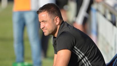 Archivbild: ref
Lange Jahre saß Faruk Maloku als Trainer auf der Bak der DJK Gebenbach, jetzt kämpft er mit dem ASV Cham um den Klassenerhalt: Das letzte Spiel geht ausgerechnet gegen seinen Ex-Verein.