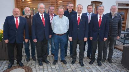Bild: jr
Mit diesem neugewählten Vorstand geht der Männergesangverein 1865 Mitterteich die Zukunft an. Mit dabei sind (von links) Erich Fischer, Hans Schaumberger, Siegfried Rasp, Siegfried Brand, Chorleiter Michael Waldenmayer, Richard Schmeisser, Vorsitzender Markus Schuller, Bürgermeister Stefan Grillmeier, Theo Meierhöfer und Ludwig Kraus.