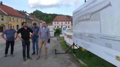Bild: rn
Beim Rundgang durch die Baustelle am Stadtplatz waren Felix Holzapfel-Herziger, Daniel Färber und Wolfgang Haberberger (von rechts) Gesprächspartner für die Stadträte.