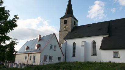 Bild: Matthias Knodt/exb
Die lange Bauzeit hat sich gelohnt: Am 22. Mai wird das Gemeindehaus in Krummennaab mit einem Open-Air-Gottesdienst im angrenzenden Bürgerpark eingeweiht.