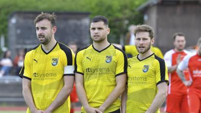 Archivbild: Hubert Ziegler
Die Abwehrmauer des FC Amberg (von links: Dennis Kramer, Maximilian Witzel und Daniel Bosser) sollte gegen den SV Neukirchen Hl. Blut stehen, dann könnte es etwas werden mit dem Klassenerhalt.