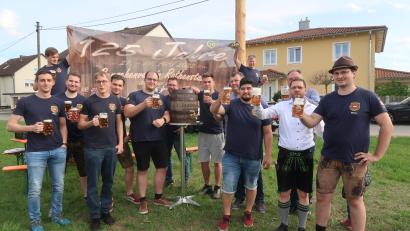 Bild: Kunz
Das Bier ist süffig und schmeckt: Das Festkomitee des Burschenvereins Rothenstadt stößt mit Braumeister Steffen Hartmann (Zweiter von rechts) auf das Gelingen der Jubiläumsfeierlichkeiten an.