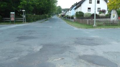 Archivbild: Portner
Dass die Böhmerwaldstraße sehr marode ist, kann man unschwer erkennen. Eine aktuelle Kostenschätzung für die Sanierung derzeit noch nicht vor. Es gab schon einmal eine solche Schätzung, die von vor ein paar Jahren stammt. Sie ist in der aktuellen Lage nicht mehr realistisch.