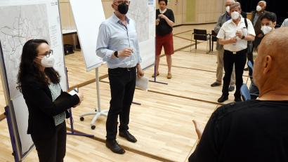 Bild: Gabi Schönberger
An vier Thementischen werden die Bereiche Autos und Parken, Fuß- und Radverkehr, ÖPNV und die Sedanstraße/Dr.-Pfleger-Straße diskutiert.
