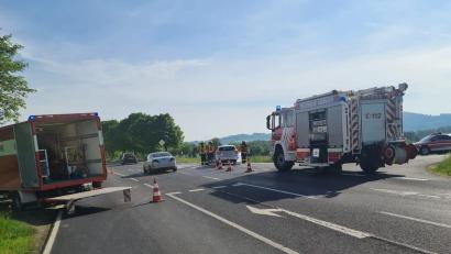 Bild: Feuerwehr Kemnath/exb
Zwei Autos prallten am Freitag gegen 8 Uhr auf der Staatsstraße 2665 bei Kemnath frontal zusammen.