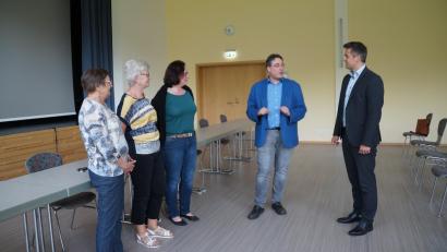 Bild: wel
Auf verständliche Art erläuterte Dr.Christian Glöckner (Mitte) das Thema "Bluthochdruck" und trat in den Dialog mit den Gästen. Bürgermeister Rudolf Teplitzky (rechts) freute sich über den "Oberviechtacher Gesundheitsdialog" , der ein Netzwerk zwischen Krankenhaus, Stadt, Ärzten und Sanitätshäusern sein soll.