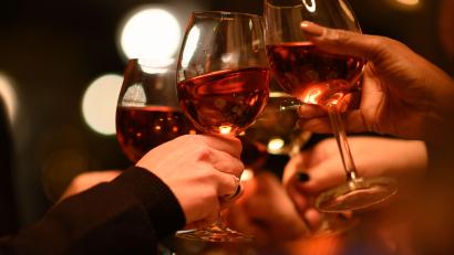 Symbolbild: Robert Michael/dpa
Wie viel Alkohol ist gesund? Und ab wann wird er gefährlich? Warum werden wir dadurch geselliger? Im Podcast "Mit Herz und Hirn" beantwortet Dr. Stephan Schmid vom Uniklinikum Regensburg Fragen rund um Alkohol und Drogen.