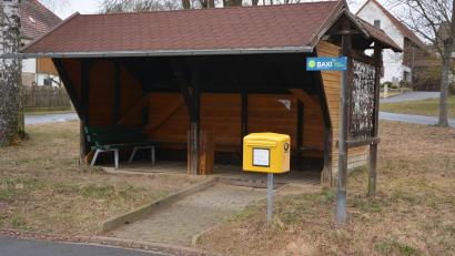 Bild: jr
Noch heuer wird dieses alte Buswartehäuschen in Hofteich abgerissen und durch ein neues Multifunktionshäuschen ersetzt. Die Arbeiten sollen überwiegend in Eigenleistung durchgeführt werden.