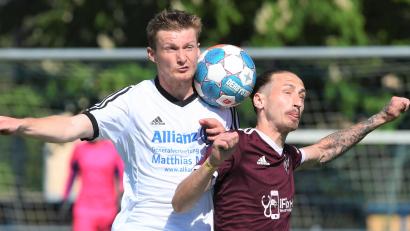 Archivbild: G. Büttner
Die SpVgg Schirmitz hat sich längst noch nicht aufgegeben. Zum Endspiel um den direkten Klassenerhalt reist sogar Angreifer Philipp Horn (rechts) an, um den erforderlichen Sieg in Vohenstrauß zu landen.