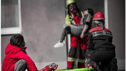 Bild: Feuerwehr Grafenwöhr/exb
"Heute, gestern, morgen" setzte die Feuerwehr Grafenwöhr bildlich um und bekam dafür den Oberpfälzer Jugendfoto- und den Publikumspreis.