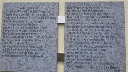Bild: soj
Die Granittafeln an der Kalvarienbergkapelle, wo das Fichtelgebirgslied von Pfarrer Hupfer in Granit gemeißelt ist