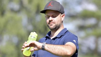 Archivbild: Hubert Ziegler
Ein Blick auf die Uhr zeigt: Die Zeit für den TuS Kastl in der Kreisliga ist bereits abgelaufen, denn am letzten Spieltag ist die Mannschaft spielfrei. Dann geht’s runter in die Kreisklasse. Michael Hufnagel (Bild) bleibt in der neuen Saison Trainer der „Schweppermänner“.