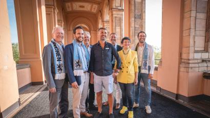 Bild: FDP-Fraktion/Bayerischer Landtag
1860-Trainer Michael Köllner (Mitte) mit einigen "Löwen"-Fans aus dem Bayerischen Landtag.