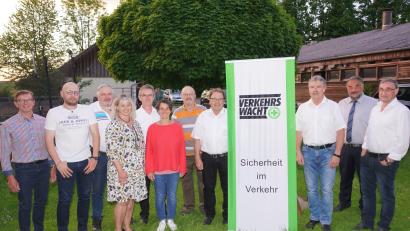 Bild: fvo
Hans Messer aus Eslarn (Dritter von rechts) führt auch in den kommenden drei Jahren die erfolgreiche Arbeit der Verkehrswacht Vohenstrauß als Vorsitzender weiter.