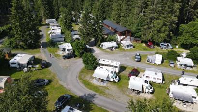 Bild: v.d.Wal/exb
Wohl Dank des Campingplatzes am Fichtelsee hat sich Fichtelberg während Corona wacker geschlagen.