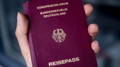 Bild: Fabian Sommer/dpa
Viele Deutsche beantragen gerade neue Reisepässe – das führt auch in der Oberpfalz zu längeren Wartezeiten.