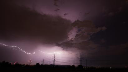 Symbolbild: Andreas Rosar Fotoagentur-Stuttg/dpa
Nach sommerlichen Temperaturen warnt der Deutsche Wetterdienst in der Oberpfalz vor schweren Unwettern.