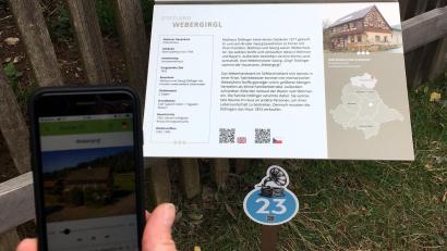 Bild: ihl
Die neuen Infotafeln, wie hier beim Webergirgl, ergänzt mit den Erzählungen des Audioguides lassen das Leben der Bewohner von einst erahnen.