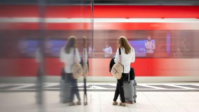 Symbolbild: Marijan Murat/dpa
Für nur 9 Euro im Monat bundesweit im Nahverkehr Bus und Bahn fahren – 1. Juni ist es soweit. Bundestag und Bundesrat haben dafür den Weg freigemacht.
