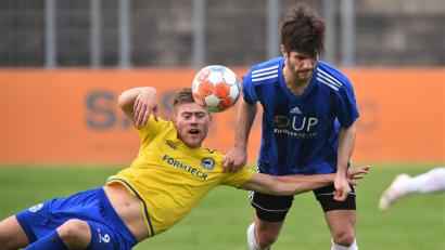 Bild: ssl
Paul Weidhas (rechts) und seine Teamkollegen müssen sich am Samstag noch einmal voll ins Zeug legen. Mit einem Sieg gegen Passau ist der Bayernliga-Aufstieg perfekt.