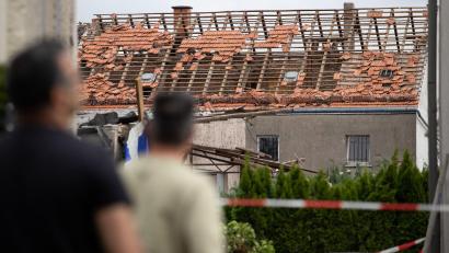 Bild: Friso Gentsch/dpa
Blick auf ein vom Tornado fast vollständig abgeräumtes Dach eines Hauses in Paderborn.