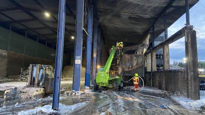 Bild: Gustl Beer
Im Entsorgungspark in Steinfels hat es am Samstag gebrannt.