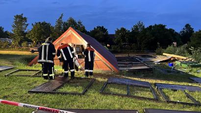 Bild: Haubner/dpa
Beim Einsturz einer Holzhütte bei einem Unwetter in Mittelfranken sind 14 Menschen verletzt worden, darunter mehrere Kinder.