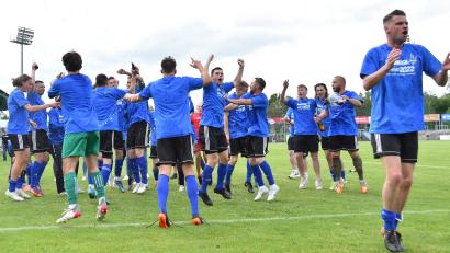 Bild: A. Schwarzmeier
Nach dem Schlusspfiff brachen bei den Weidener Spielern alle Dämme: Mit dem 4:0-Heimsieg gegen den FC Passau lösten die Schwarz-Blauen das Ticket für den Direktaufstieg in die Bayernliga.