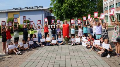 Bild: wel
Bei einer kleinen Feier überbrachten Grundschüler und Lehrkräfte der Rektorin Christine Schneider Glückwünsche zum 60. Geburtstag in Form von Gedichten, Liedern und Geschenken.