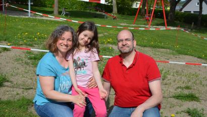Bild: jr
Die fünfjährige Ida hatte den Mut, einen Brief an den Bürgermeister zu schreiben und um ein Bodentrampolin zu bitten. Unterstützt wurde sie dabei von ihren Eltern Sandra und Vater Ingo Fischer. Auf dem freien Platz hinter der Familie stand früher ein Karussell, vielleicht kommt hier schon bald ein neues Spielgerät zum Einsatz.