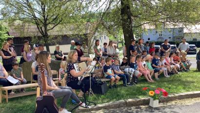 Bild: Ilona Kilian/exb
Kinder des Kinderhauses „Dorfpiraten“ gestalteten eine Maiandacht vor der Pfarrkirche in Großkonreuth.