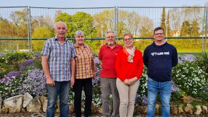 Bild: brü
Sebastian Stock freute sich über die geehrten Sportler (v.l.n.r.) Johann Bauer, Bezirksreferentin Maria Zwickenpflug, Helmut Kinast, Marion Pickel und Kreisreferent Sebastian Stock